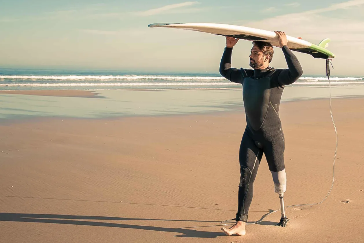 Surfer man with prosthetic leg